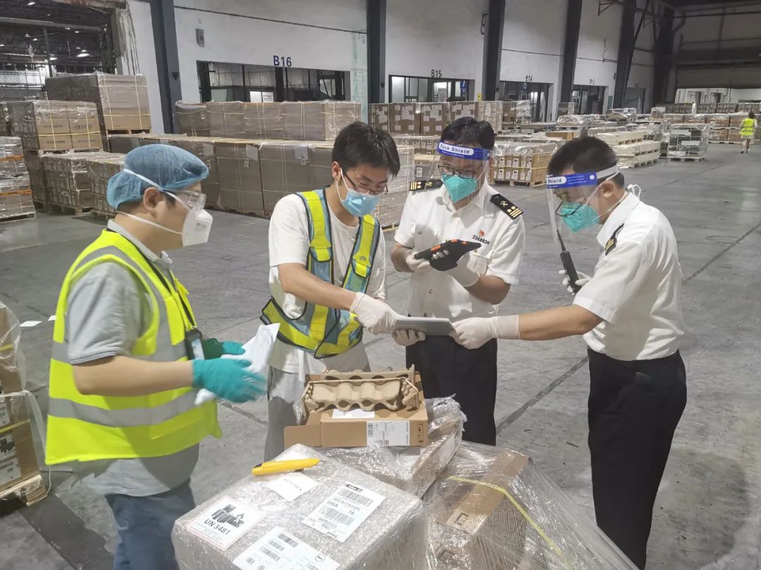 我司空运部货机组板团队连续奋战，力保航班顺利起航。