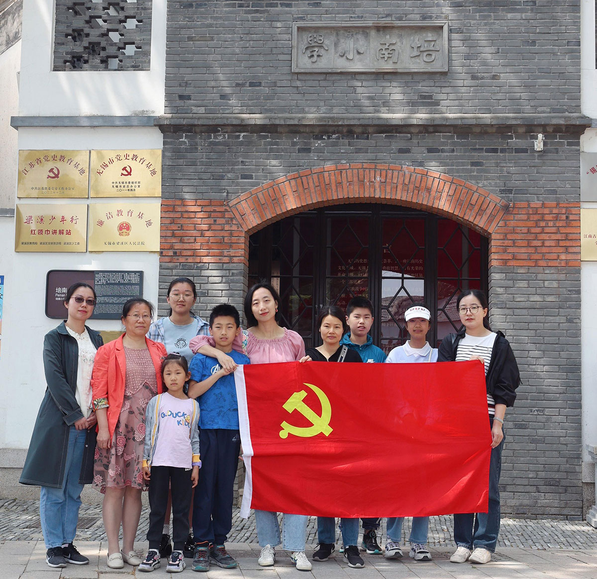 v8哈希游戏物流党支部举办女书文化亲子体验活动