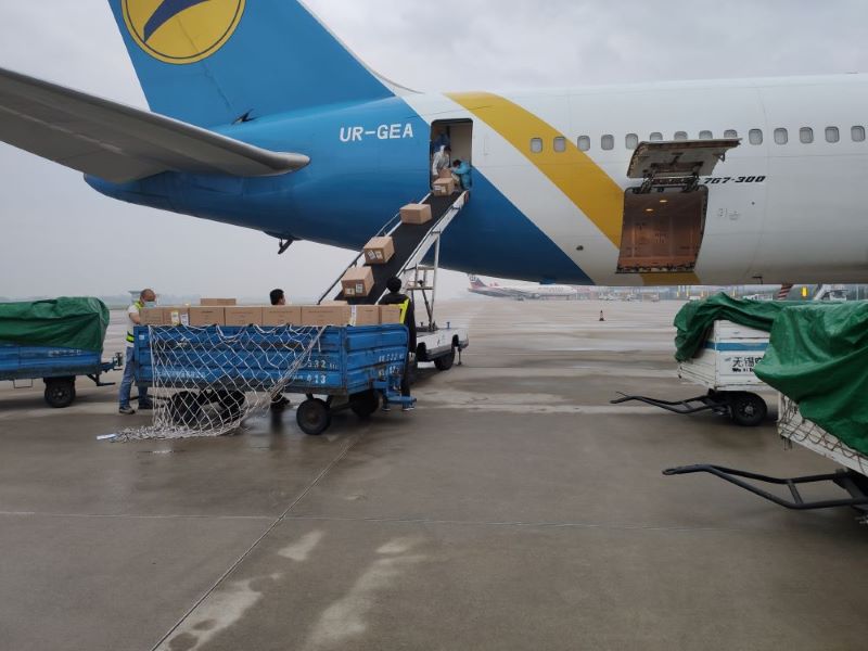 我司v8哈希游戏物流正在进行空运装机